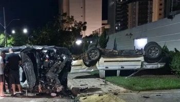 Veículo capota após colisão violenta no centro de Porto Velho e deixa feridos