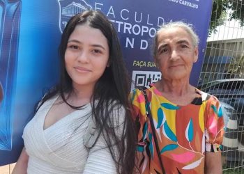 Avó acompanha neta no primeiro dia do Enem em Rondônia: ‘Mesmo com 69 anos, ela está aqui no sol comigo, me apoiando’