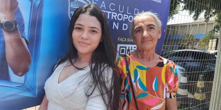 Avó acompanha neta no primeiro dia do Enem em Rondônia: ‘Mesmo com 69 anos, ela está aqui no sol comigo, me apoiando’