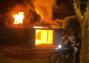Residência é destruída por incêndio no bairro Princesa Isabel em Cacoal