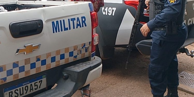 Membro de facção é preso com revólver ao demonstrar nervosismo ao ver a PM