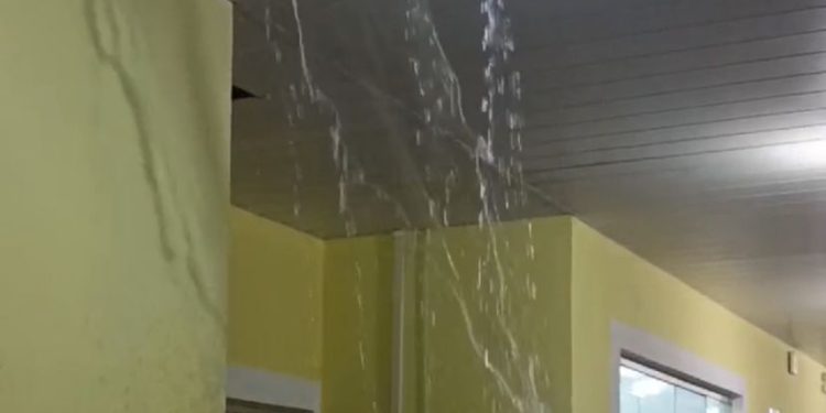 VÍDEO: Alunos denunciam precariedade em escola de Porto Velho após chuva