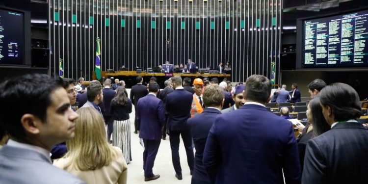 Deputados de Rondônia assinam PEC que propõe fim da jornada 6×1