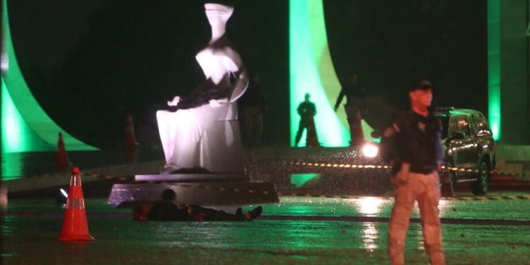 Explosão na Praça dos Três Poderes deixa um morto; Polícia investiga detalhes do ataque