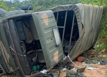 Caminhão do Exército tomba na BR-364 e causa uma morte