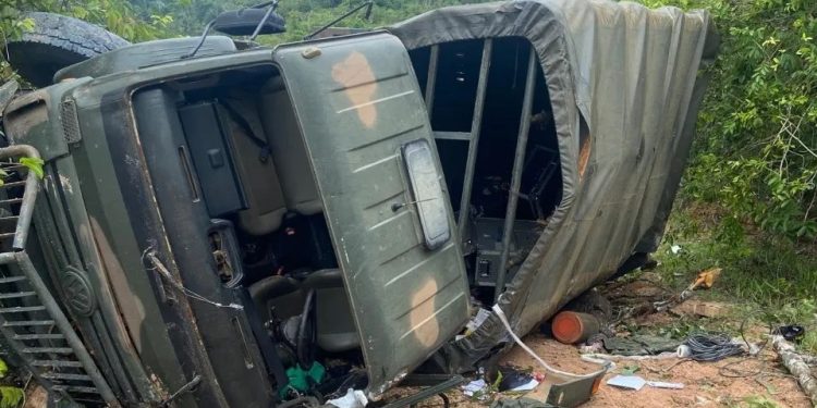 Caminhão do Exército tomba na BR-364 e causa uma morte