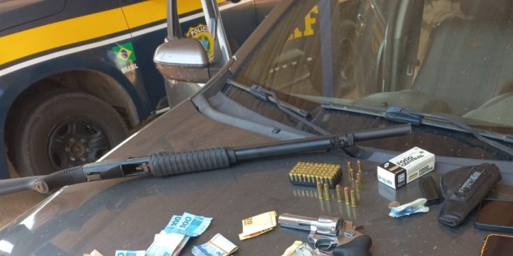 Homem é preso pela PRF com arsenal e grande quantia em dinheiro na BR-364