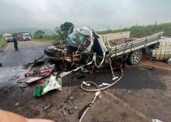 Grave colisão entre carreta e picape em rodovia de Rondônia deixa motorista morto após resgate