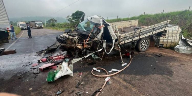 Grave colisão entre carreta e picape em rodovia de Rondônia deixa motorista morto após resgate