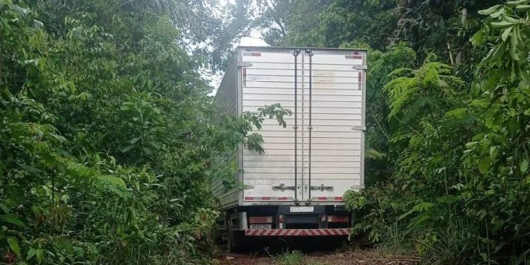 Polícia Militar de Rondônia localiza caminhão roubado e resgata motorista sequestrado