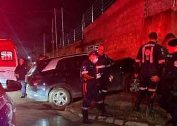 Homem é assassinado a tiros dentro de carro e colide contra muro em Porto Velho