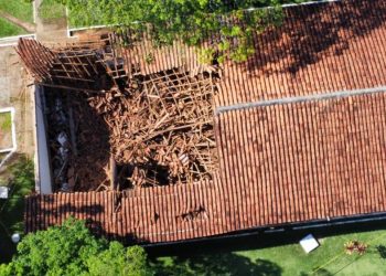 Parte do telhado de prédio público em Vilhena cede