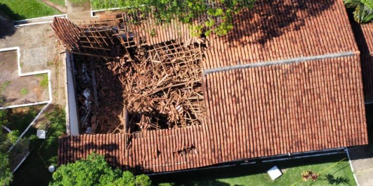 Parte do telhado de prédio público em Vilhena cede
