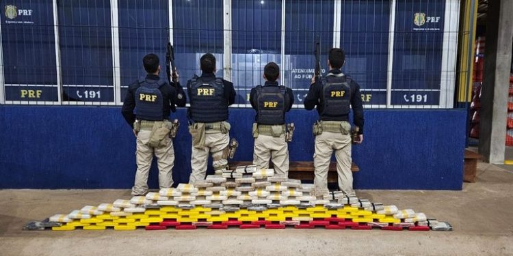 PRF intercepta veículo com mais de 125 kg de entorpecentes em Ariquemes