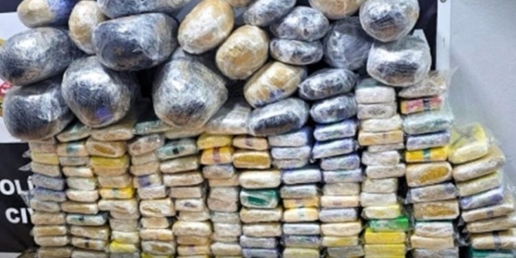 Polícia Civil intercepta caminhão com 180 kg de drogas em operação na fronteira