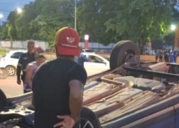 Veículo capota após colisão em cruzamento movimentado de Porto Velho