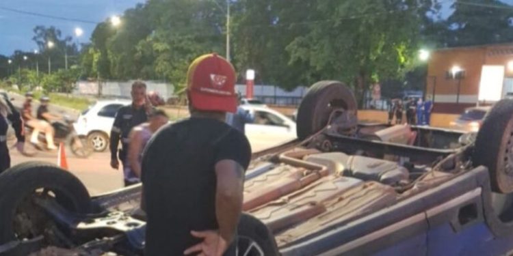 Veículo capota após colisão em cruzamento movimentado de Porto Velho