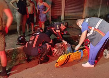 Motociclista sofre grave acidente ao colidir contra lixeira de concreto