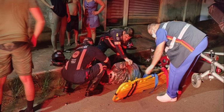 Motociclista sofre grave acidente ao colidir contra lixeira de concreto