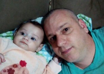 Pai faz apelo emocionante por ajuda no tratamento de câncer da filha de 1 ano após abandono da mãe