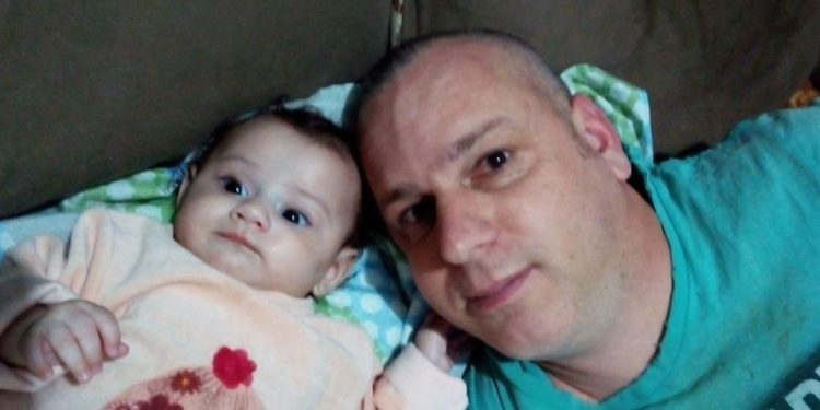 Pai faz apelo emocionante por ajuda no tratamento de câncer da filha de 1 ano após abandono da mãe