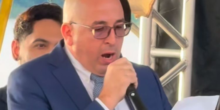 GEDEÃO NEGREIROS É VAIADO EM POSSE E PRESIDÊNCIA GERA POLÊMICA