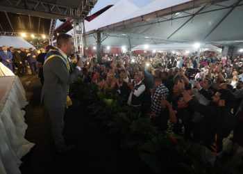 LÉO MORAES TOMA POSSE COMO PREFEITO E ANUNCIA PRIMEIRAS AÇÕES
