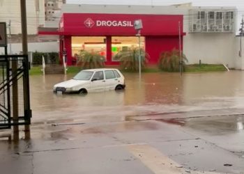 Chuva forte provoca alagamento e bloqueia tráfego em Porto Velho