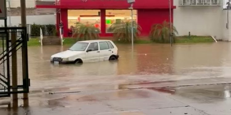 Chuva forte provoca alagamento e bloqueia tráfego em Porto Velho