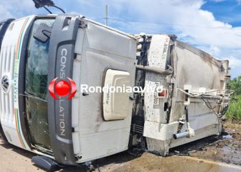 Caminhão de coleta de lixo tomba na BR-319 e motorista fica ferido