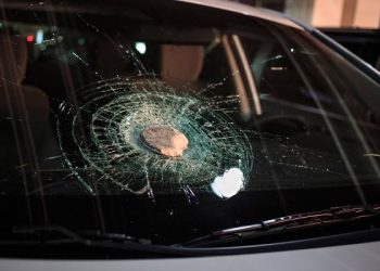 Homem é agredido pela companheira e tem veículo danificado após briga