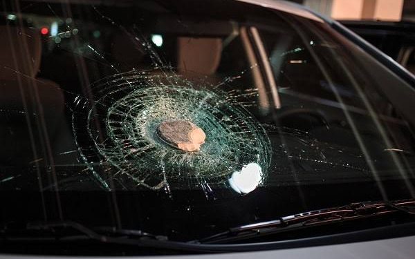 Homem é agredido pela companheira e tem veículo danificado após briga