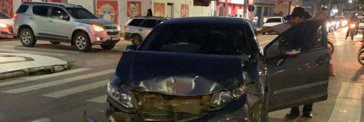 Caminhão dos Bombeiros colide com carro enquanto seguia para ocorrência de incêndio