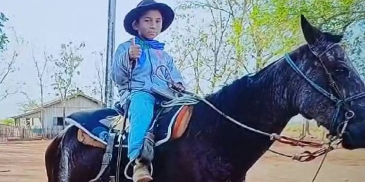 Tragédia em Corumbiara: menino ferido por ônibus escolar não resiste às sequelas do acidente