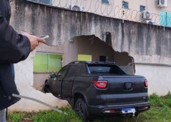 Veículo colide com muro de residência na Avenida Santos Dumont