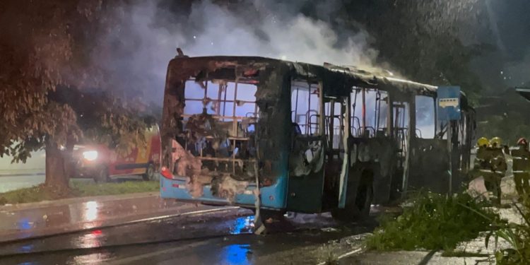 Terror em Rondônia: Criminosos incendeiam ônibus em Porto Velho, Candeias, Itapuã, Mirante da Serra e Guajará-Mirim