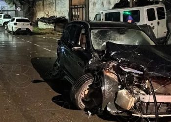 Homem pega BMW escondido e causa destruição em acidente na Avenida Rio Madeira