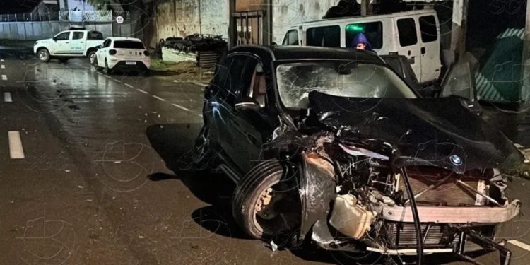 Homem pega BMW escondido e causa destruição em acidente na Avenida Rio Madeira