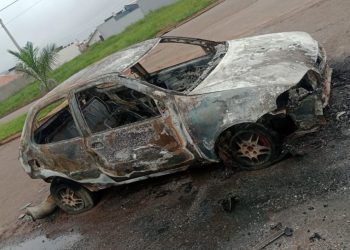 Veículo é destruído por incêndio em Vilhena; autoridades investigam causa