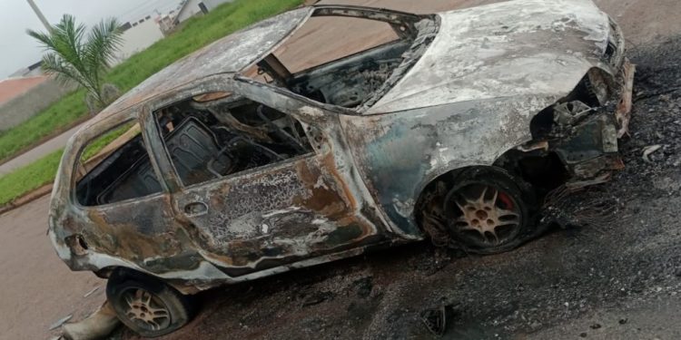 Veículo é destruído por incêndio em Vilhena; autoridades investigam causa