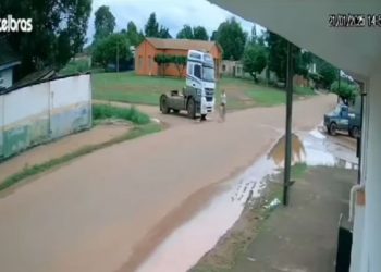 Homem sobrevive ileso após ser atropelado por caminhão em Guajará-Mirim