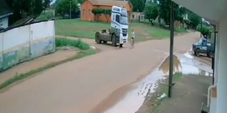 Homem sobrevive ileso após ser atropelado por caminhão em Guajará-Mirim