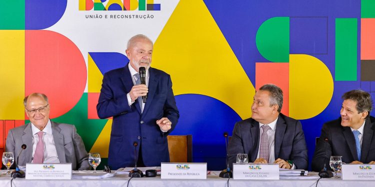 Governo enfrenta críticas por querer alterar normas de validade de alimentos