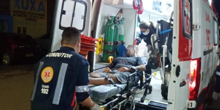 Homem ferido a golpes de faca busca ajuda na Central de Flagrantes em Porto Velho