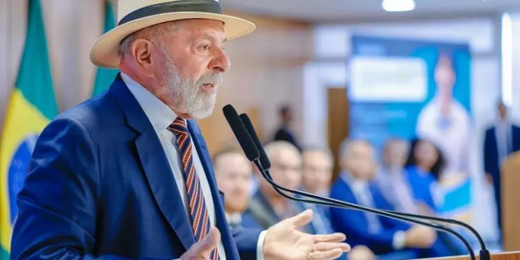 Pesquisa aponta que desaprovação de Lula sobe para 49% e ultrapassa aprovação pela primeira vez