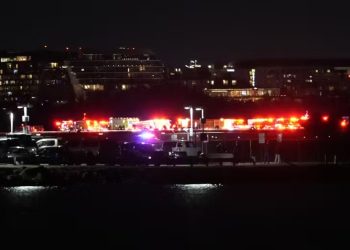 Avião comercial e helicóptero militar colidem no ar nos EUA; autoridades temem que não haja sobreviventes