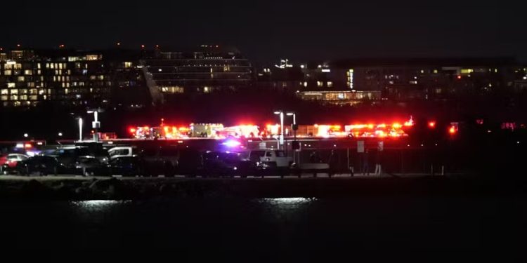 Avião comercial e helicóptero militar colidem no ar nos EUA; autoridades temem que não haja sobreviventes