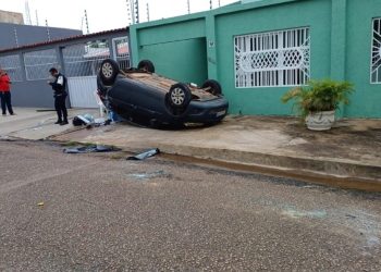 Carro capota após colisão em cruzamento na avenida Almirante Barroso, em Porto Velho