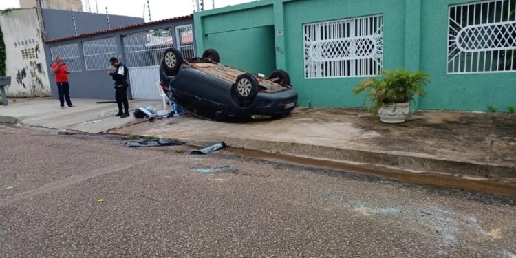 Carro capota após colisão em cruzamento na avenida Almirante Barroso, em Porto Velho