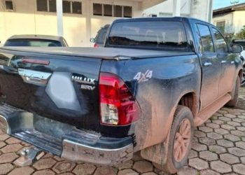 Caminhonete furtada em Vilhena é localizada pela PM em oficina de Rolim de Moura